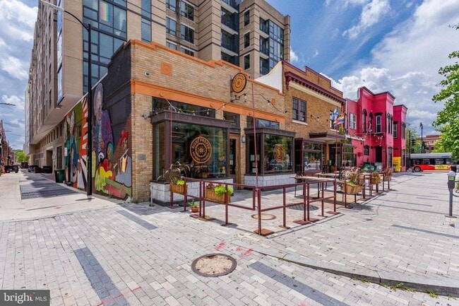 Building Photo - Gorgeous Rowhome Walking Distance to Colum...