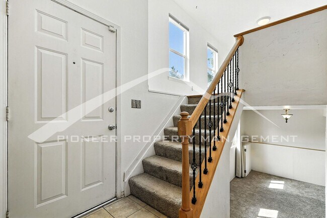Building Photo - Spacious Home with Washer/Dryer and Centra...