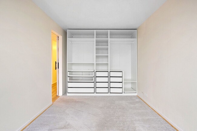 Building Photo - 4343 N Clarendon Ave