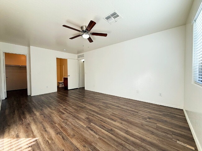 Building Photo - "Spacious 4-Bedroom Townhouse in Prime Phoenix Location – Quiet and Move-in ready!"