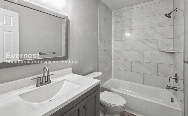 Building Photo - 2 Bed/1 Bath Condo with Fenced Yard / Pet-Friendly / Vouchers Accepted / Available Now!