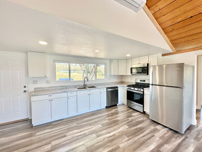 Building Photo - Wonderful & Freshly Remodeled, Spacious Si...