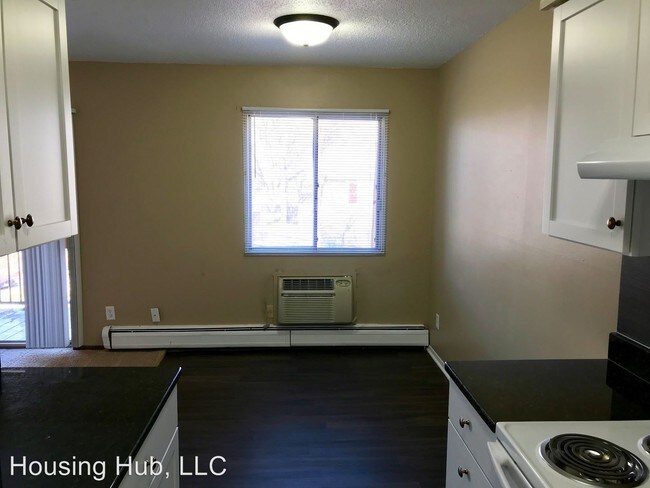 Building Photo - 795 6th St E