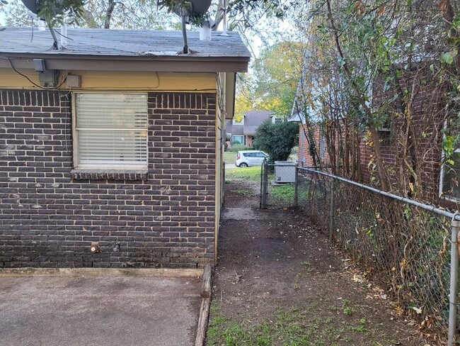 Building Photo - 1713 Chip-N-Dale Dr