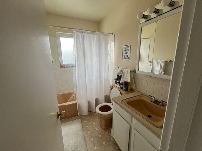 Building Photo - Large 1 BR Condo Available 08/15/2026! Great Location!