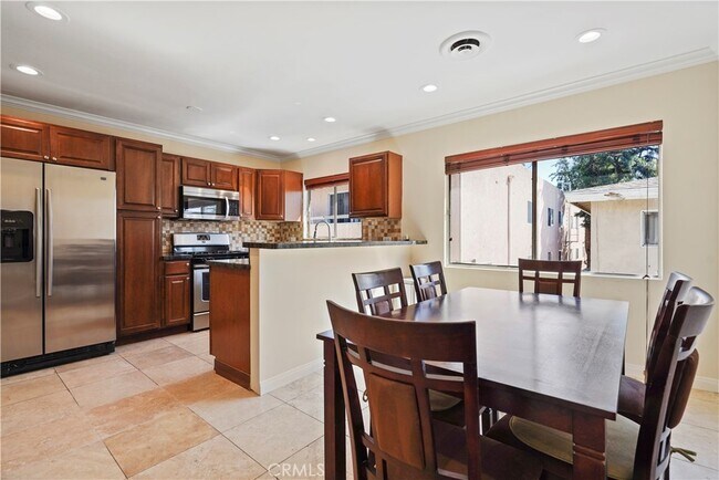 Building Photo - 15457 Moorpark St