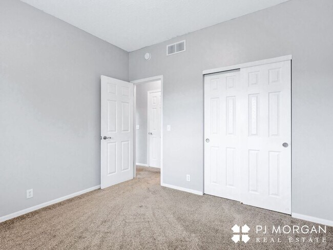 Building Photo - Charming 3 bedroom, 2 bathroom Duplex with 2 Car Garage - COMING SOON