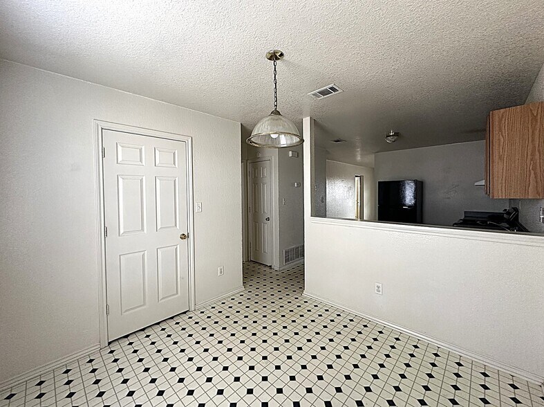 Building Photo - 2801 Cantabrian Dr