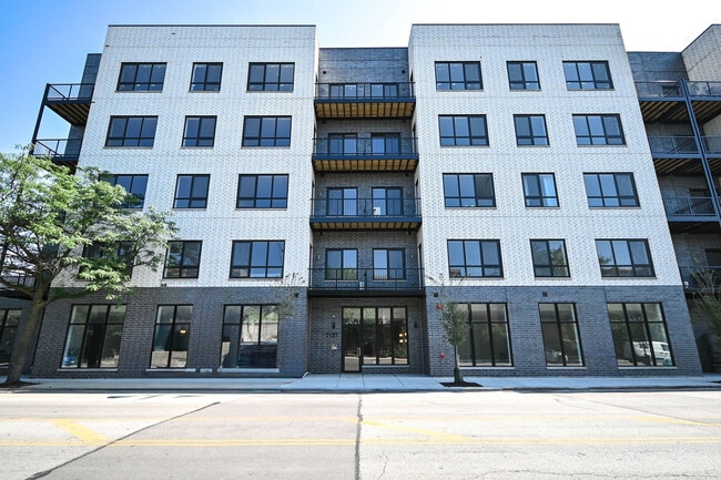 Primary Photo - 2127 W Madison St