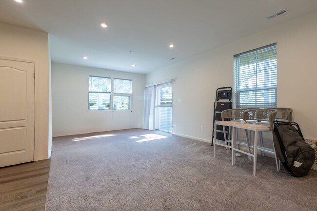 Building Photo - Stunning 3 BR/2 Full BA & 2 Half BA Townho...