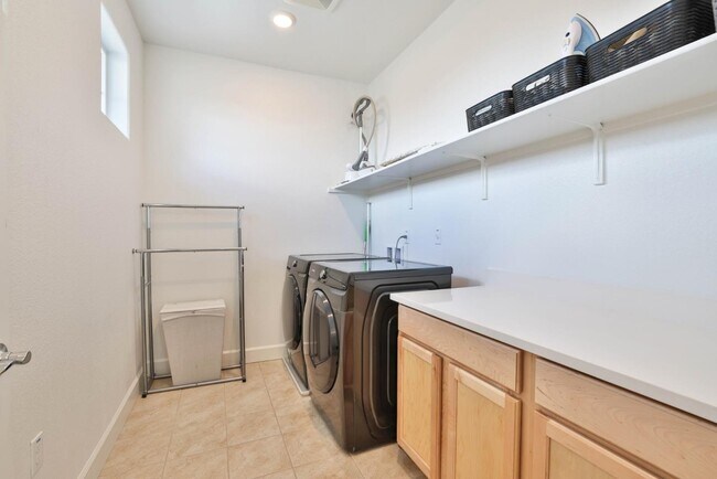 Building Photo - 2887 Penrose Ln