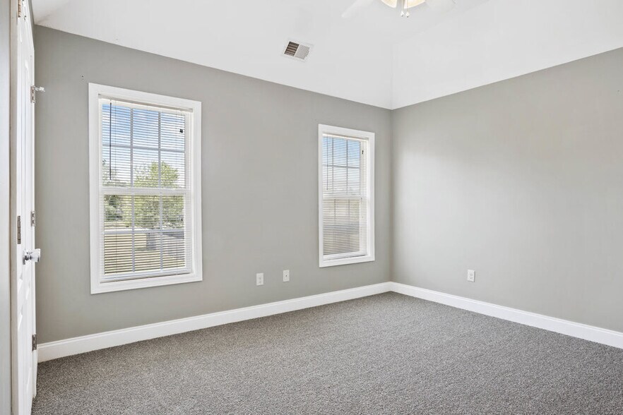 Building Photo - 121 Feathers Ln