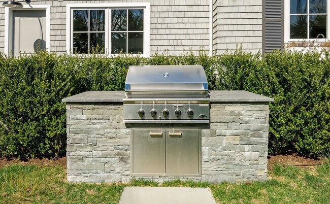 Building Photo - 55 Floyd St