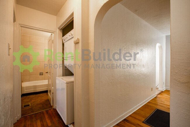 Building Photo - 608 Madison St NE