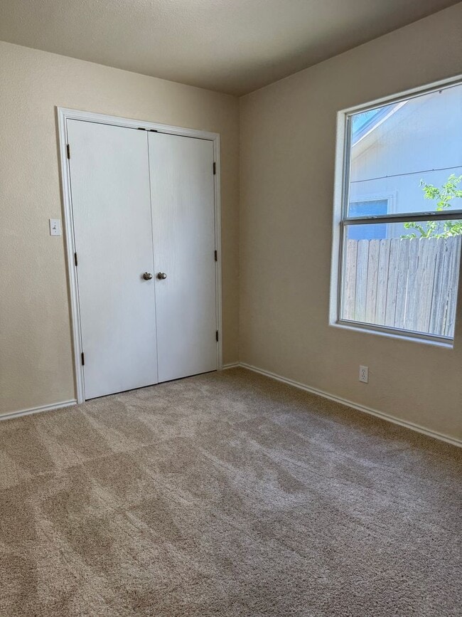 Building Photo - 400 Blue Shale Dr