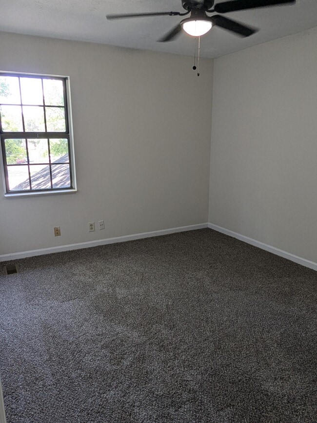 Building Photo - 1117 Elkader Ct S