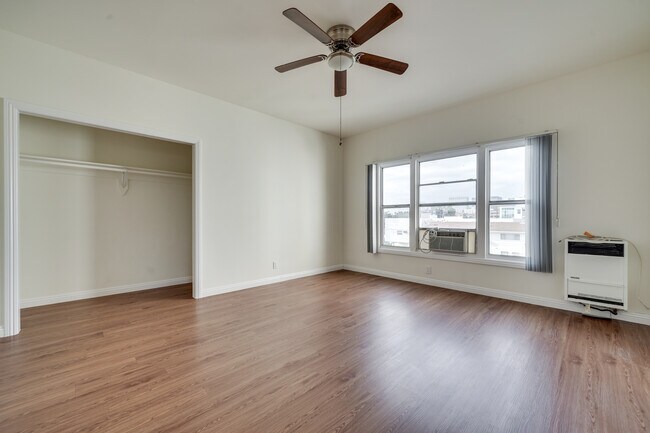 Building Photo - 1056 5/3 Normandie Ave-301C