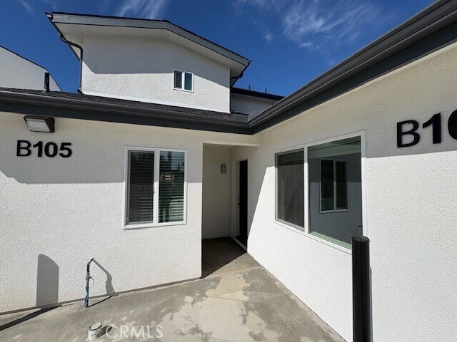 Building Photo - 758 W 20th St