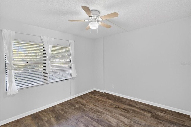 Building Photo - 2900 Cove Cay Dr