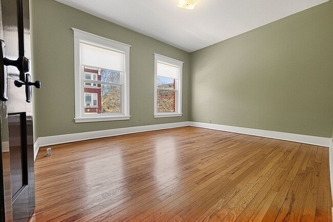 Building Photo - Large 3-bed/1-bath Apartment in the Heart of Rogers Park!