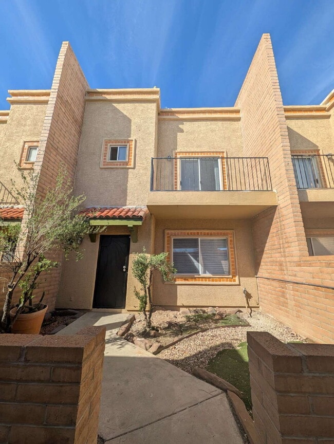 Building Photo - Renovated Townhouse with desert views.