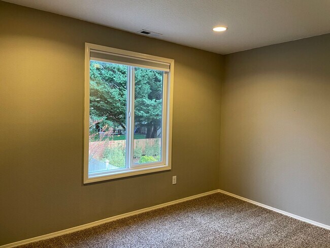 Building Photo - Adorable 4 Bedroom 2.5 Bath Home in Fisher's Landing! Fully Fenced Backyard! Mountain View High S...