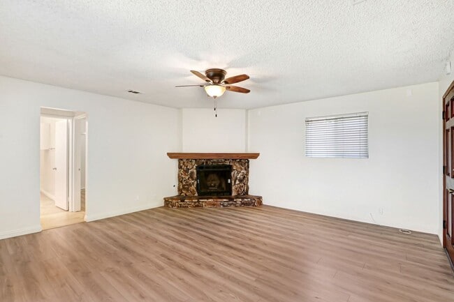 Building Photo - 677 N Tulare Way