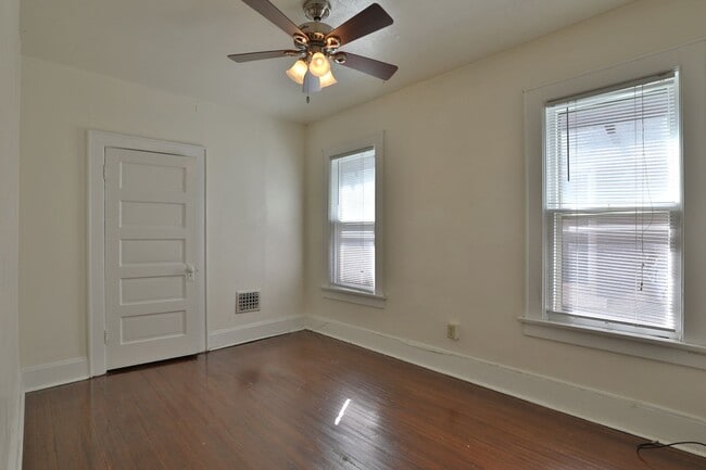 Building Photo - Central Campus - LARGE 4 Bedroom House with off-street parking