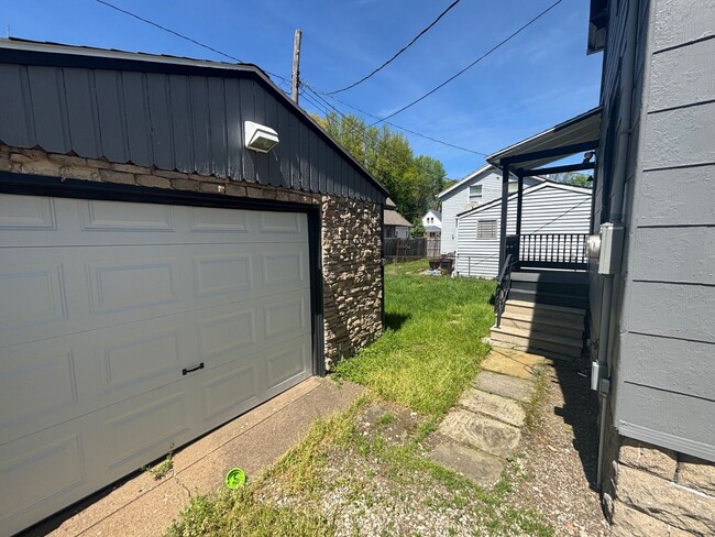 Building Photo - Charming 3-Bedroom Property in Prime Location