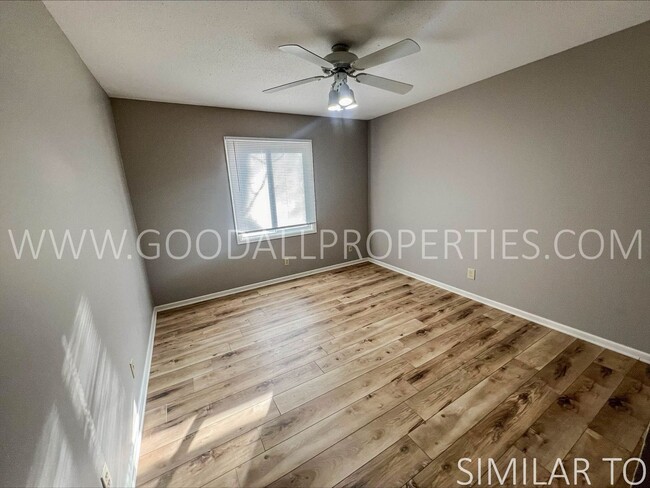 Building Photo - 2 bedroom 1 full bath condo single car gar...