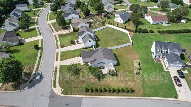 Building Photo - 120 Lantana Dr