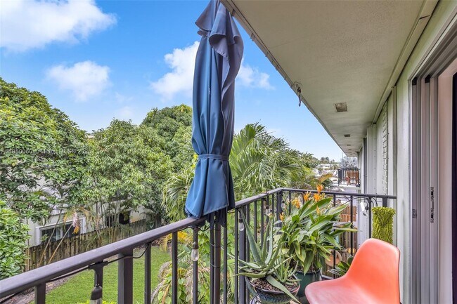 Building Photo - 805 W Oakland Park Blvd
