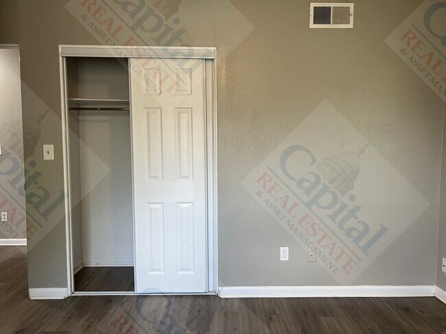 Building Photo - 402 W Curtis Dr