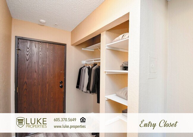 Building Photo - 405 S Sycamore Ave