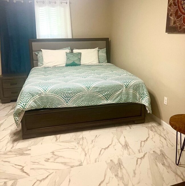 Building Photo - 701 SW McComb Ave