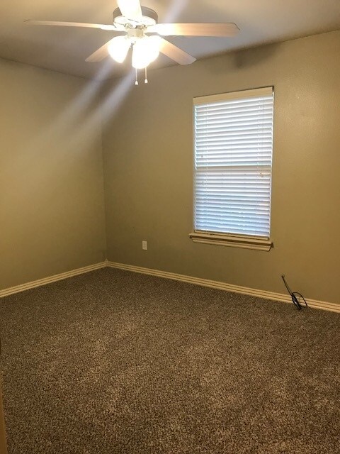 Building Photo - 884 Oakwood Ct