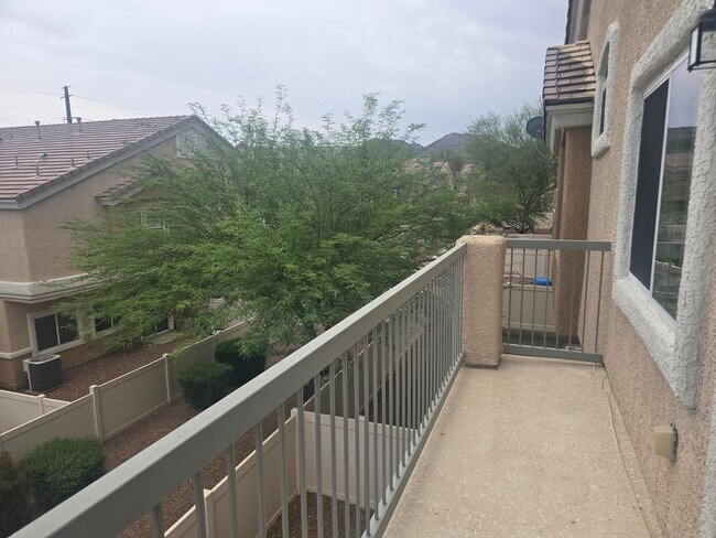 Building Photo - NEWLY REMODELED TOWN HOME IN HENDERSON AWA...