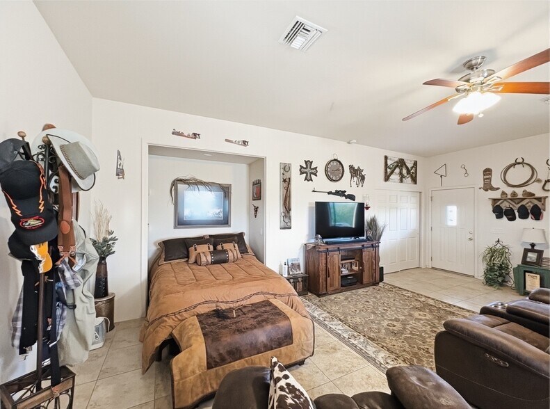 Building Photo - 1033 E Irvine Rd