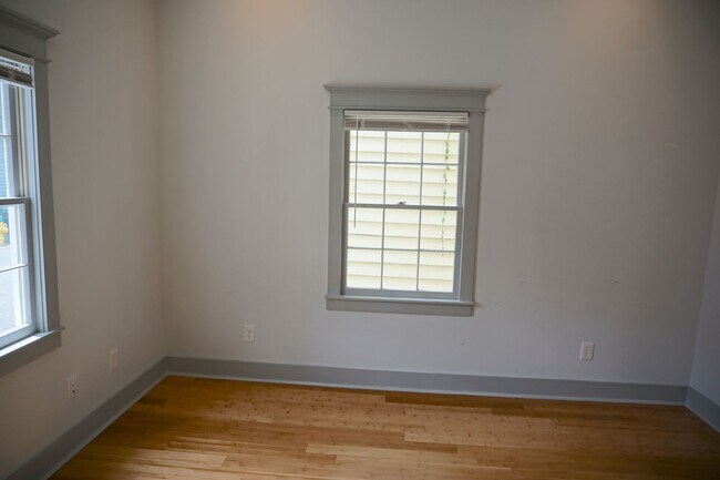 Building Photo - 2 BED | 2 BATH | HISTORIC DISTRICT | GATED BACKYARD WITH PORCH