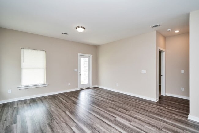 Building Photo - 5500 Blue Jay Cir