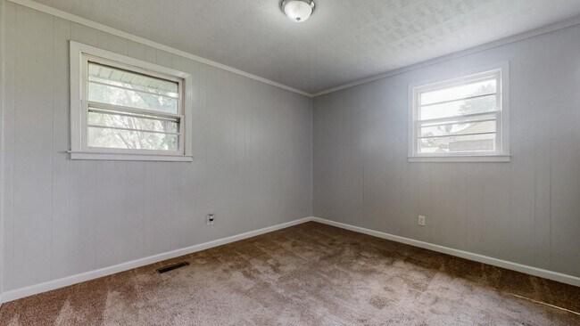 Building Photo - 408 Lealand Ln