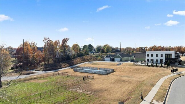 Building Photo - 1023 NE Hts Ln