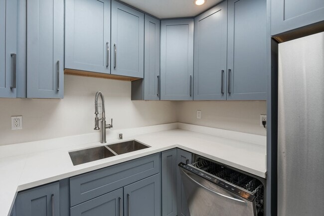 Building Photo - Modern 1BR/1BA Penthouse in Pacific Height...