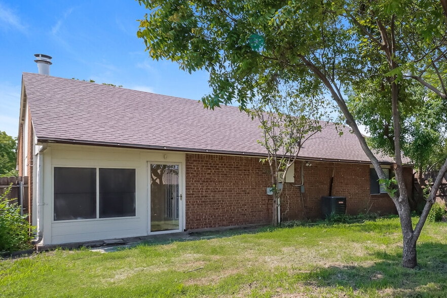 Building Photo - 1702 Clark Trail