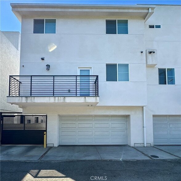 Building Photo - 14019 Vanowen St