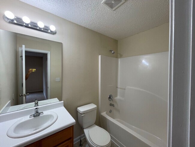 Building Photo - BRIDGEWATER HOME! PRE-LEASING FOR AUGUST 1 2026! 1/2 Off Deposit!