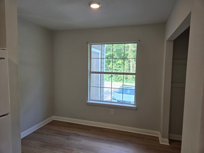 Breakfast nook - 126 Luden Dr