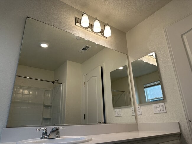 Building Photo - Manteca 5 Bedroom, 3 Bath Executive Style ...