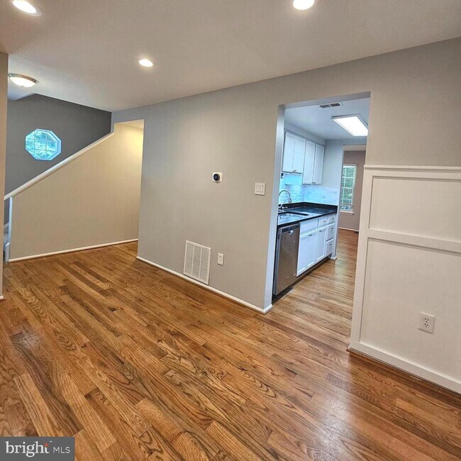 Building Photo - 6430 Shannon Station Ct