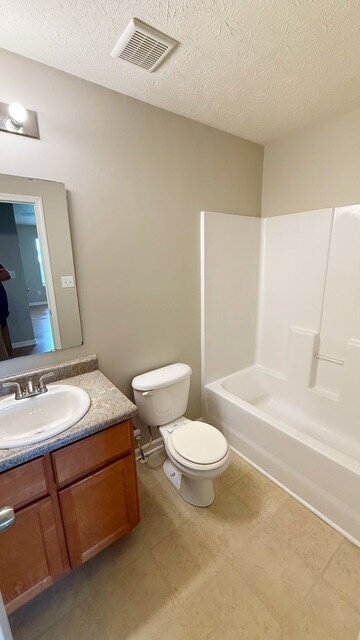 Building Photo - NORTH EAST/LAWRENCE 4 BEDROOM 2.5 BATH NEWER HOME AVAILABLE NOW!